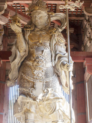 神社仏閣内の仏像のイメージ画像