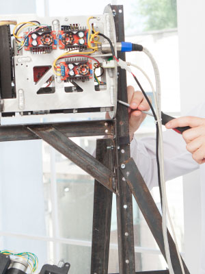 ロボットを製作中のイメージ画像